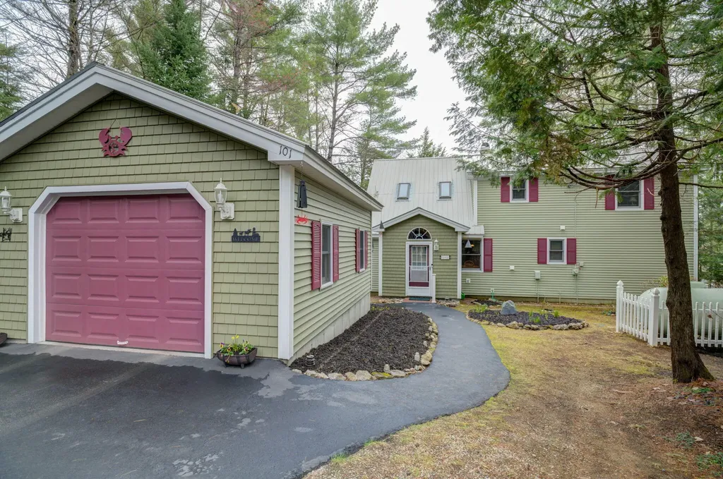 101 Point Lane Norway ME 04268
