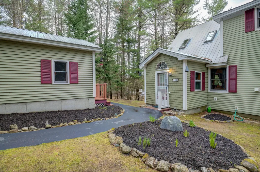 101 Point Lane Norway ME 04268