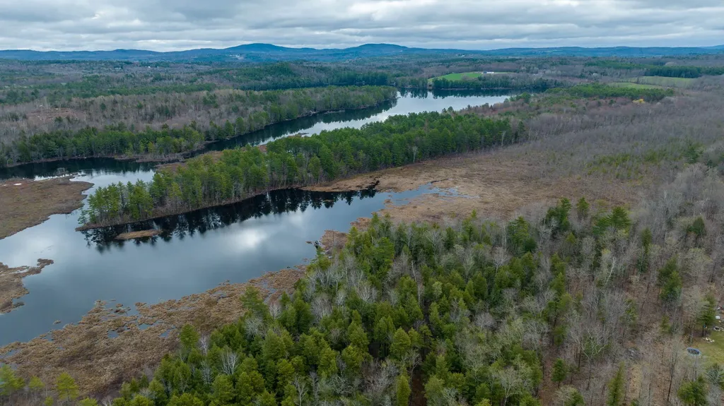 101 Point Lane Norway ME 04268