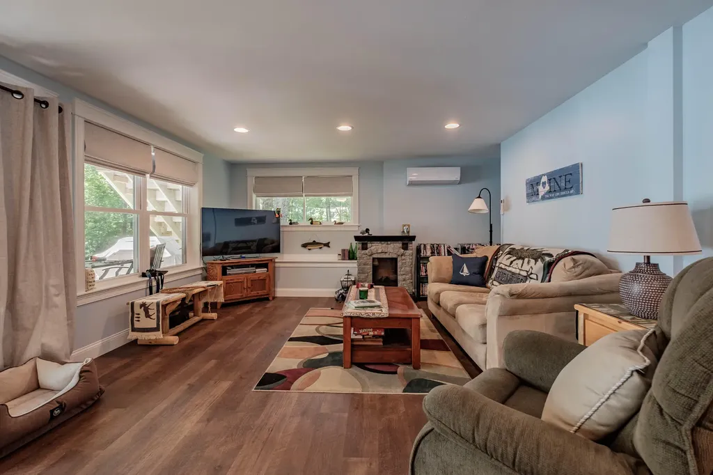 19 Ashley Way Raymond ME 04071
