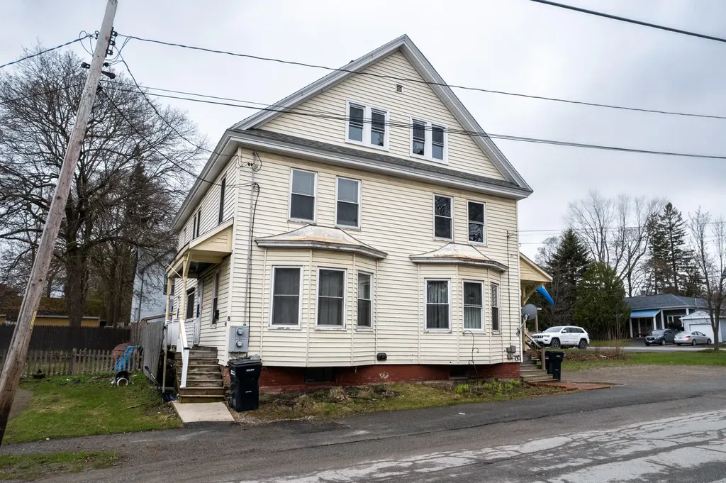 8/10 Linden Street Bangor ME 04401