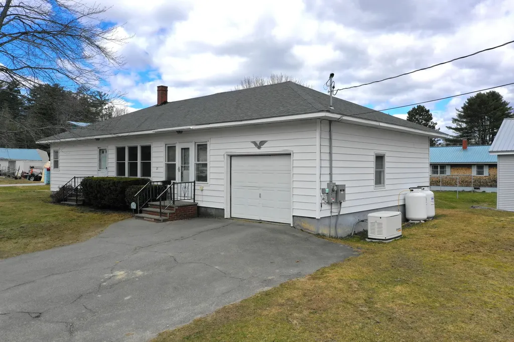 21 Dartmouth Street Old Town ME 04468