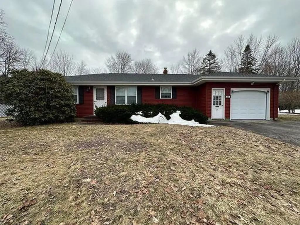 25 Pineland Street Lewiston ME 04240