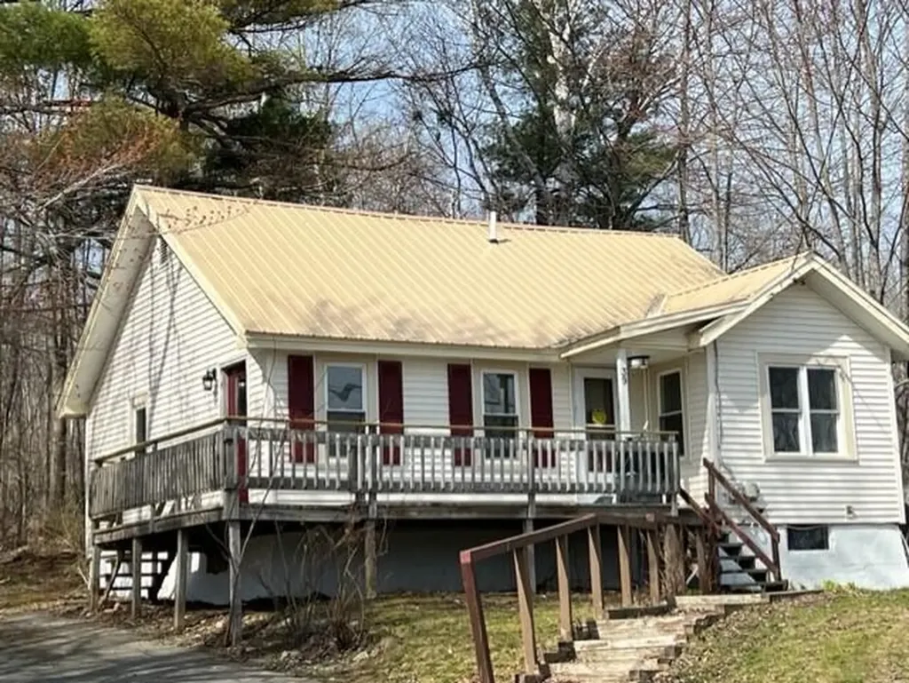 39 Taylor Street Lincoln ME 04457