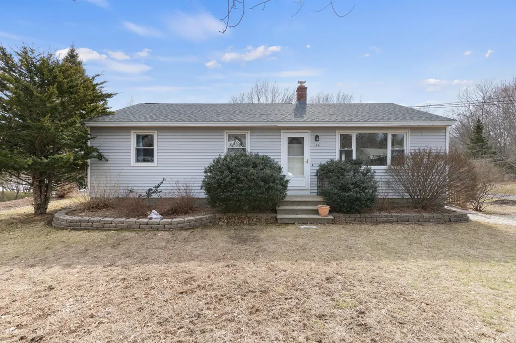 174 River Road Topsham ME 04086