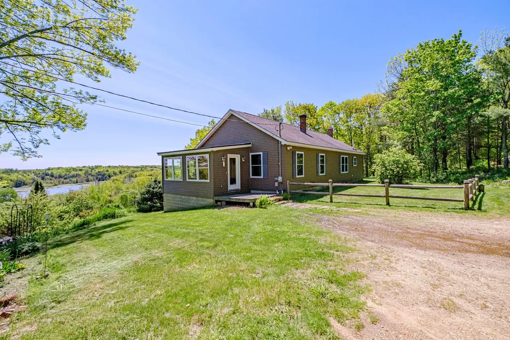 28 Spring Street Bowdoinham ME 04008