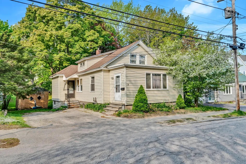 9 Harris Street Auburn ME 04210
