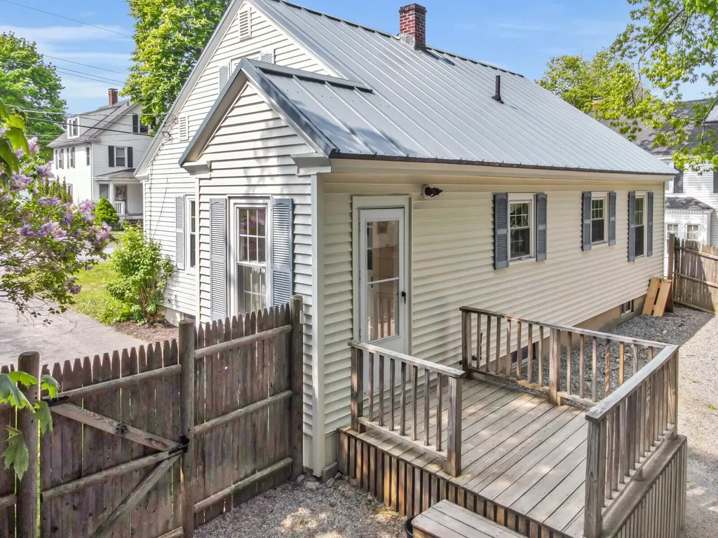 17 Davenport Street Augusta ME 04330