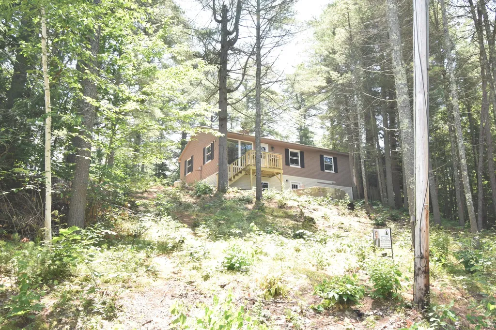 16 Peterson Road Raymond ME 04071