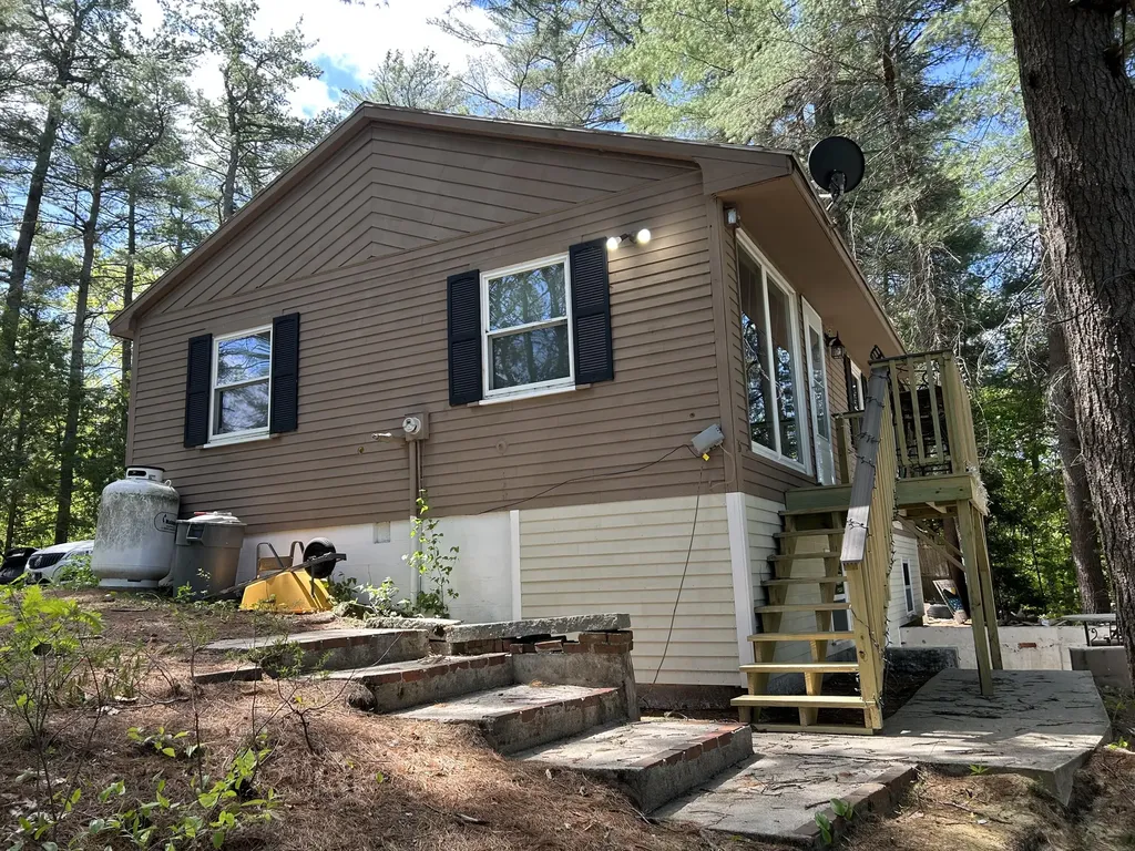 16 Peterson Road Raymond ME 04071