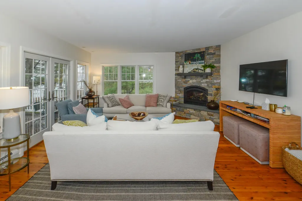 19 Garden Lane Naples ME 04055