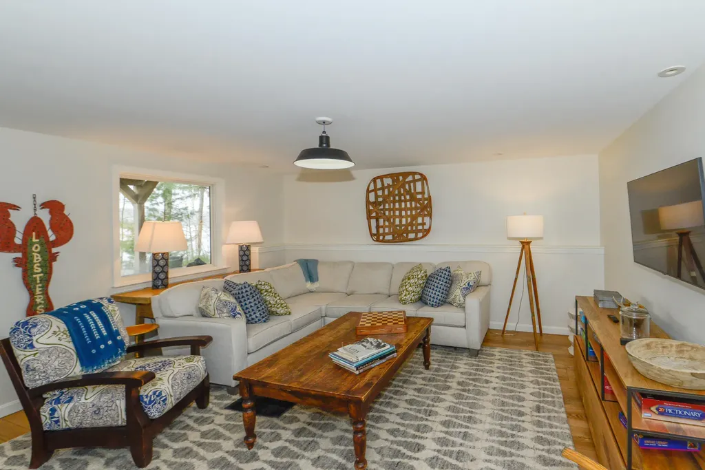 19 Garden Lane Naples ME 04055