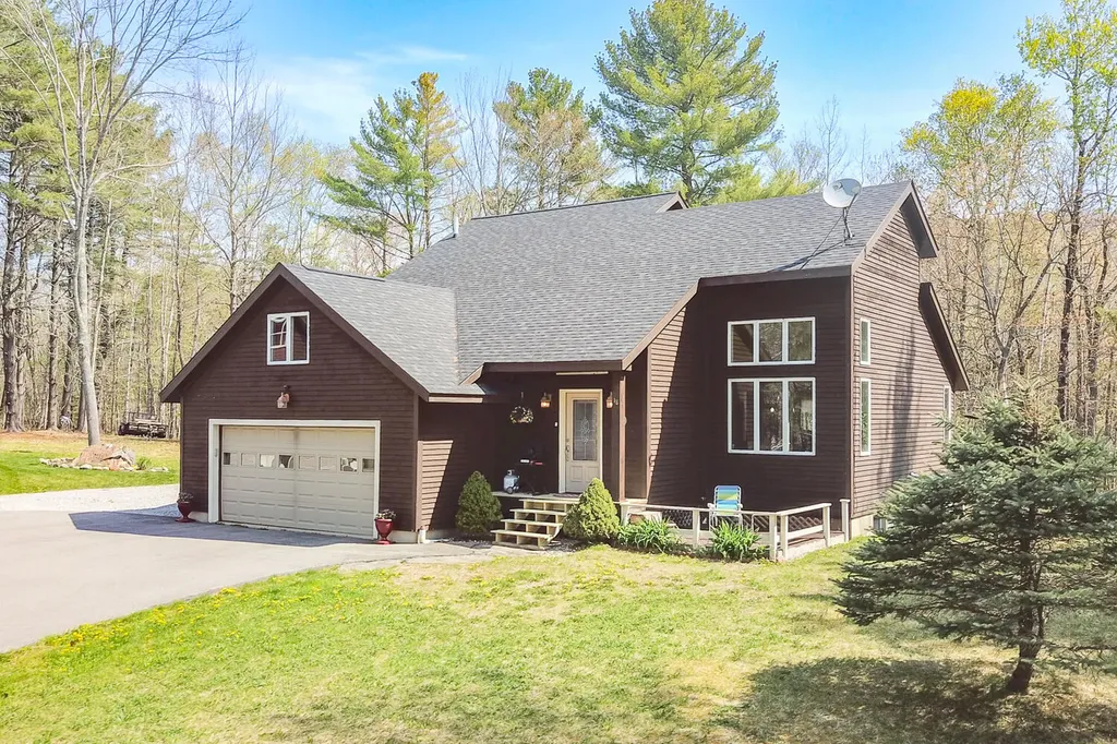 18 Tea Lane Northport ME 04849