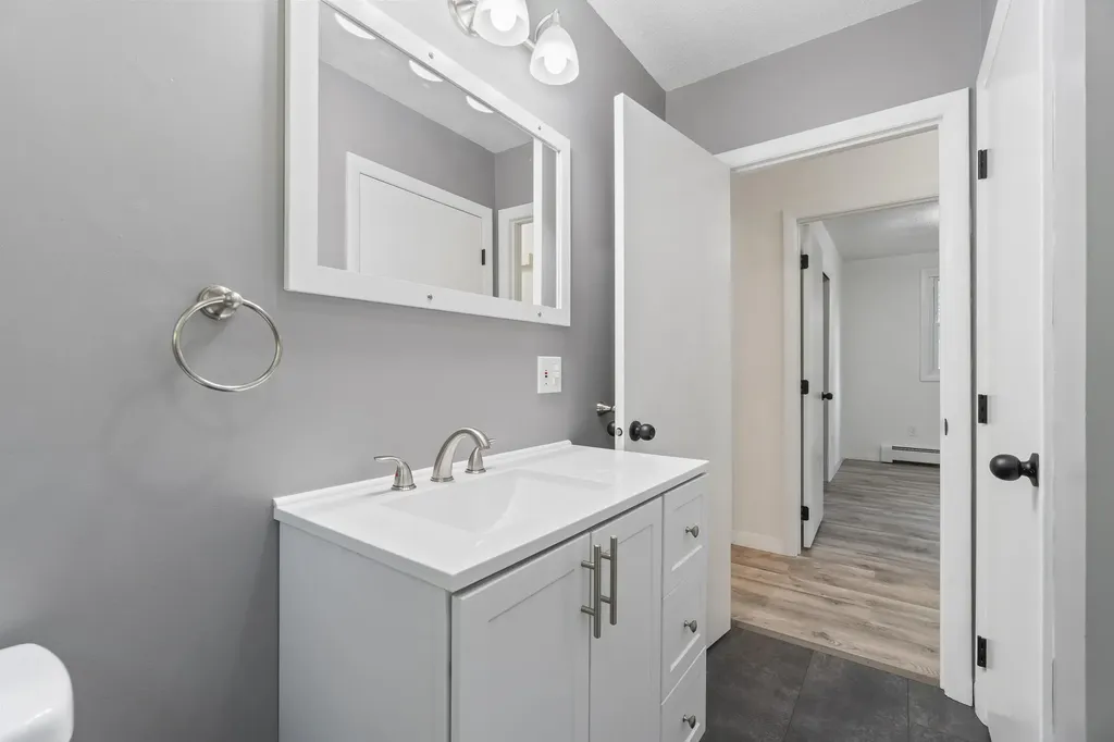 159 River Road Topsham ME 04086