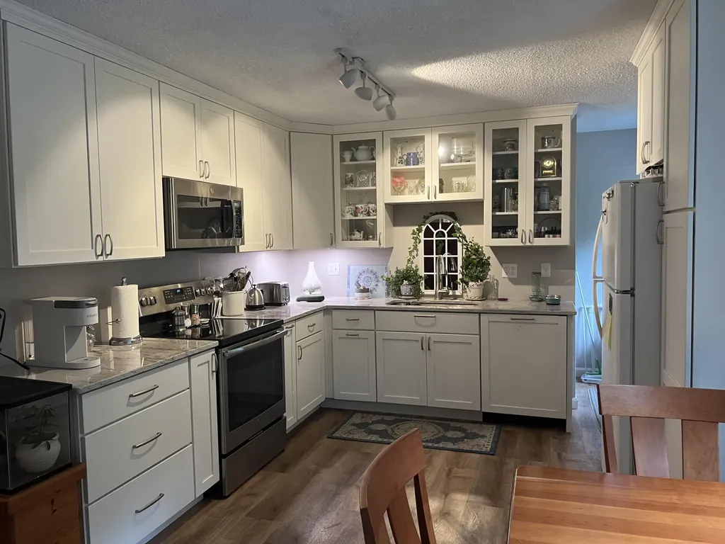 39 Pine Grove Avenue Glenburn ME 04401