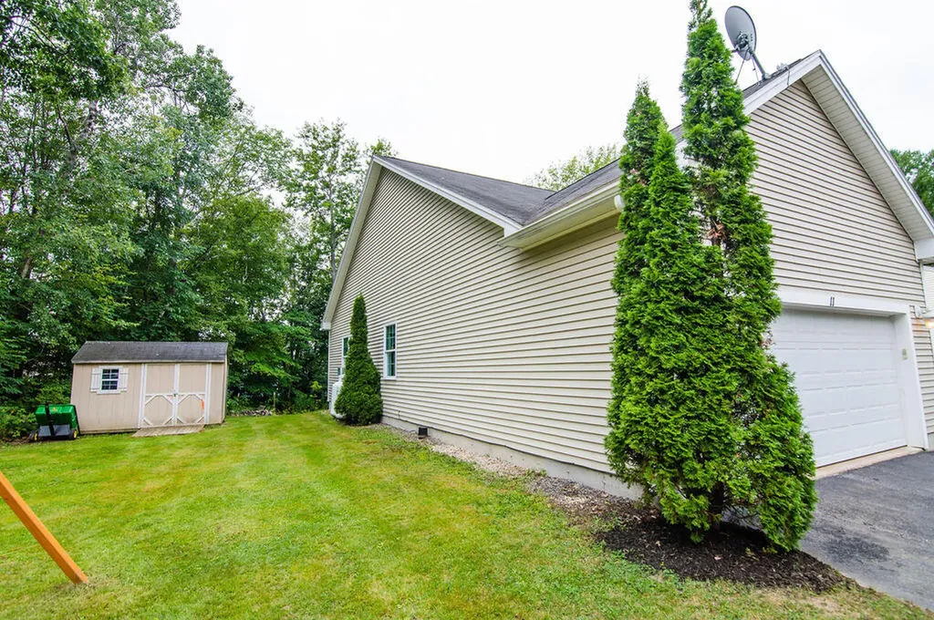 11 St James Place Lewiston ME 04240