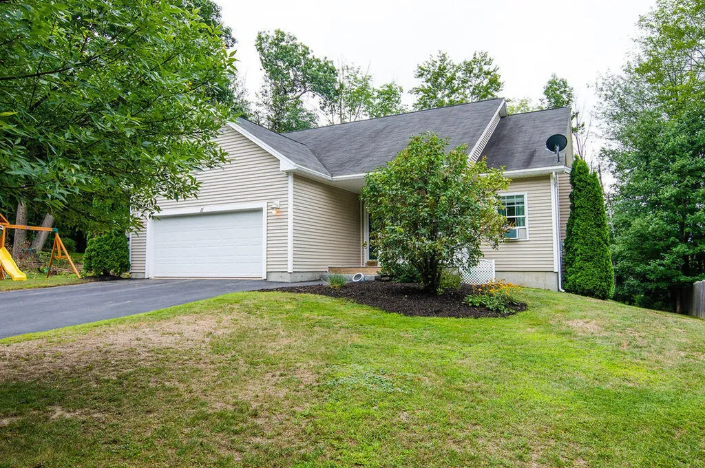 11 St James Place Lewiston ME 04240