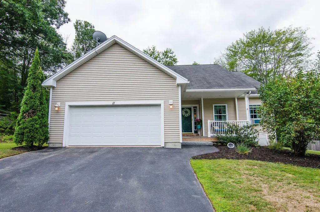 11 St James Place Lewiston ME 04240