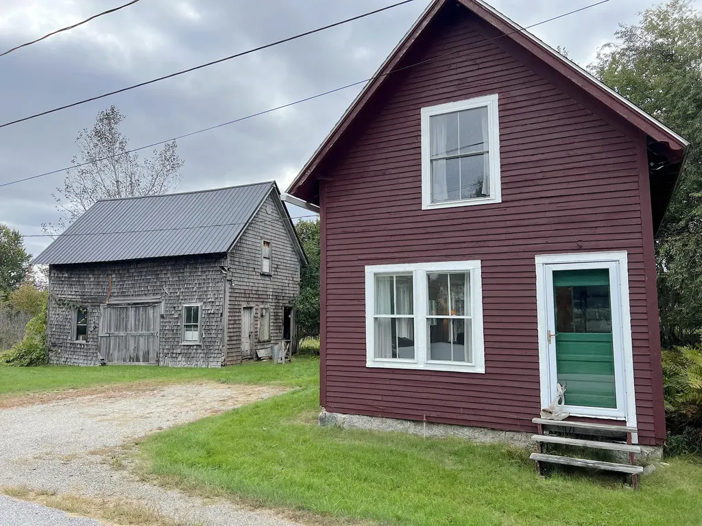 5 Clamshell Alley Lamoine ME 04605