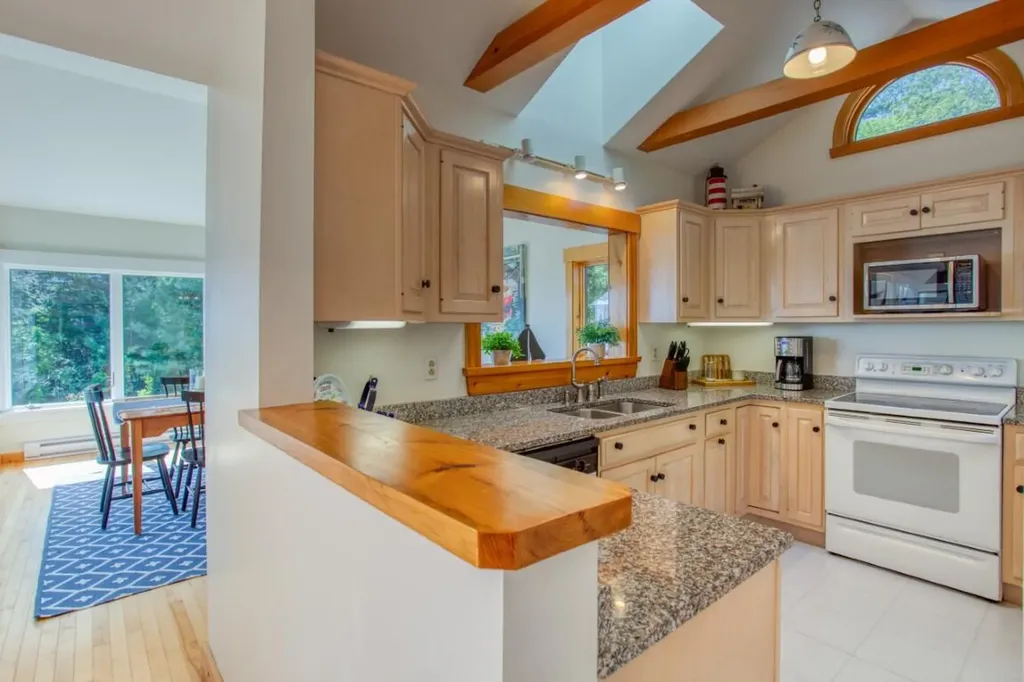 52 Strout Road Southport ME 04576