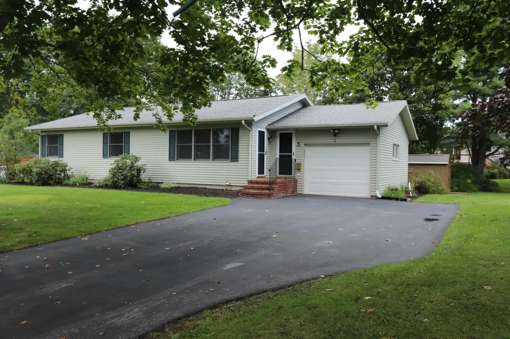 5 Windsor Place Lewiston ME 04240