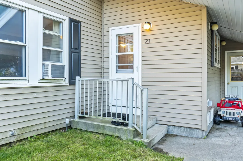 21 Shobe Avenue Brunswick ME 04011