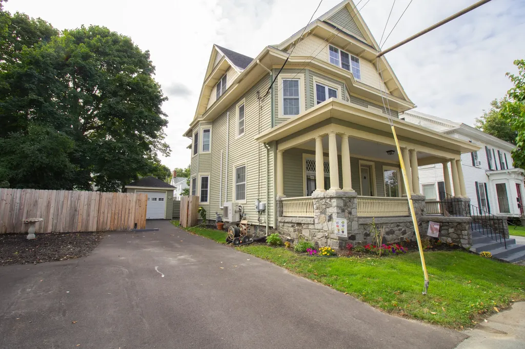 52 Grove Street Bangor ME 04401