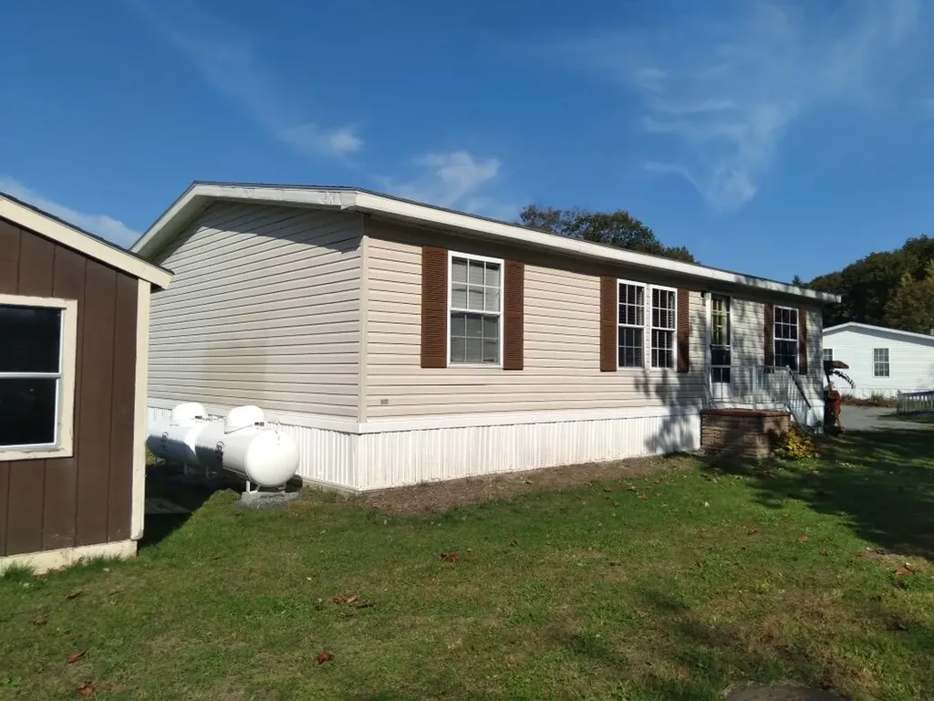 9 Pinetree Lane Lewiston ME 04240