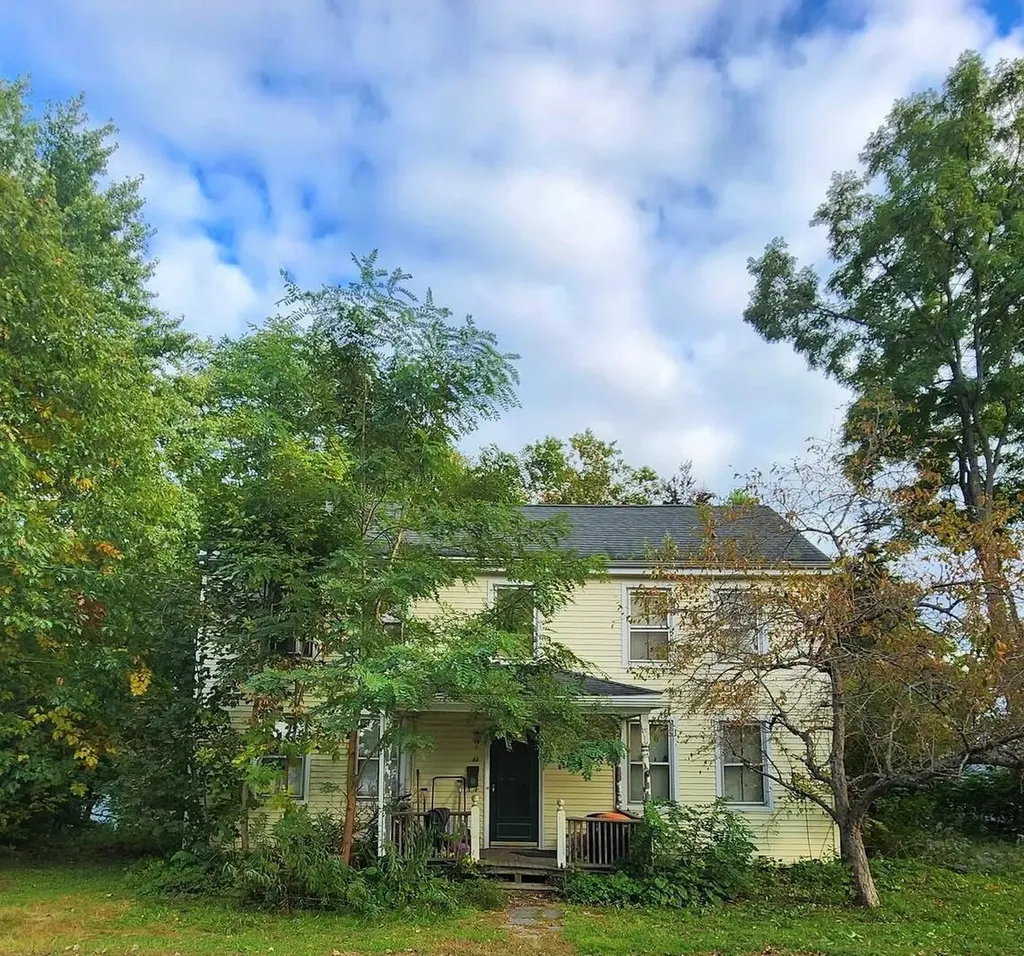 11 Peters Street Orono ME 04473