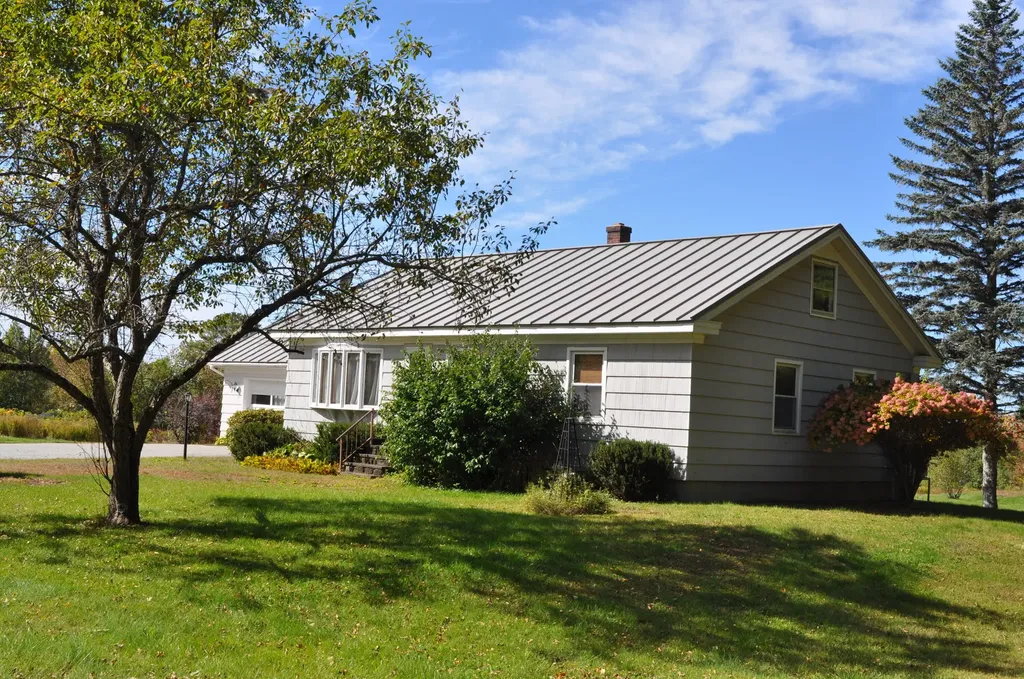 385 Pond Road Manchester ME 04351