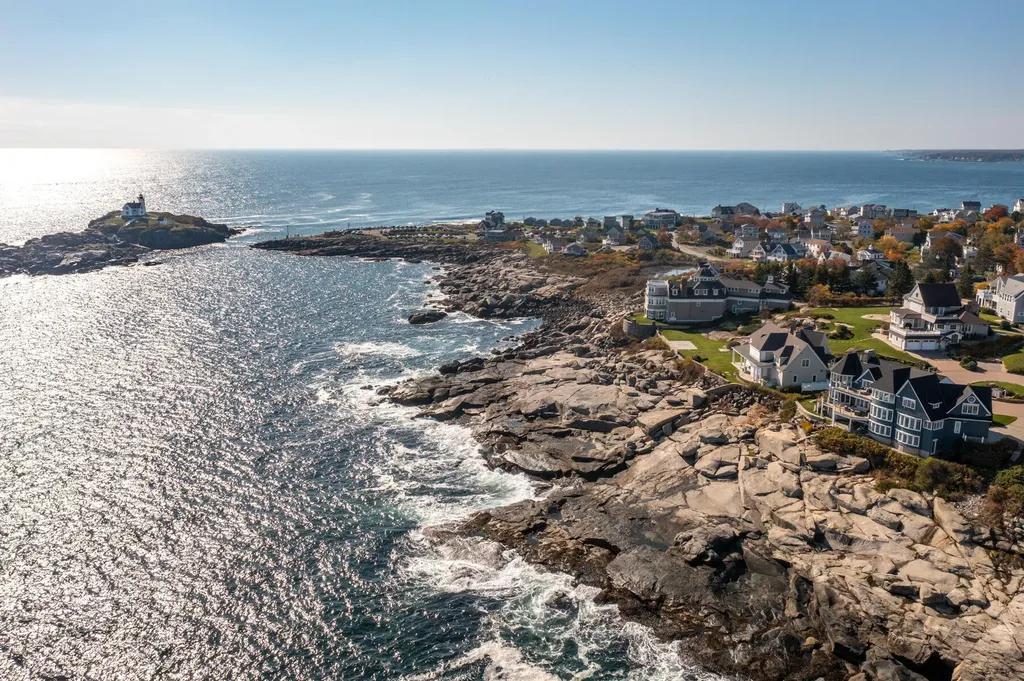 6 Lighthouse Watch York ME 03909