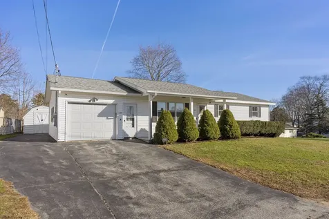 29 Scribner Circle Lewiston ME 04240