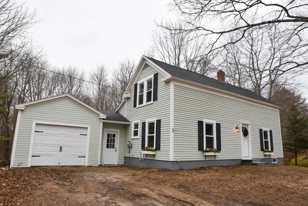 21 Pleasant Street Hampden ME 04444