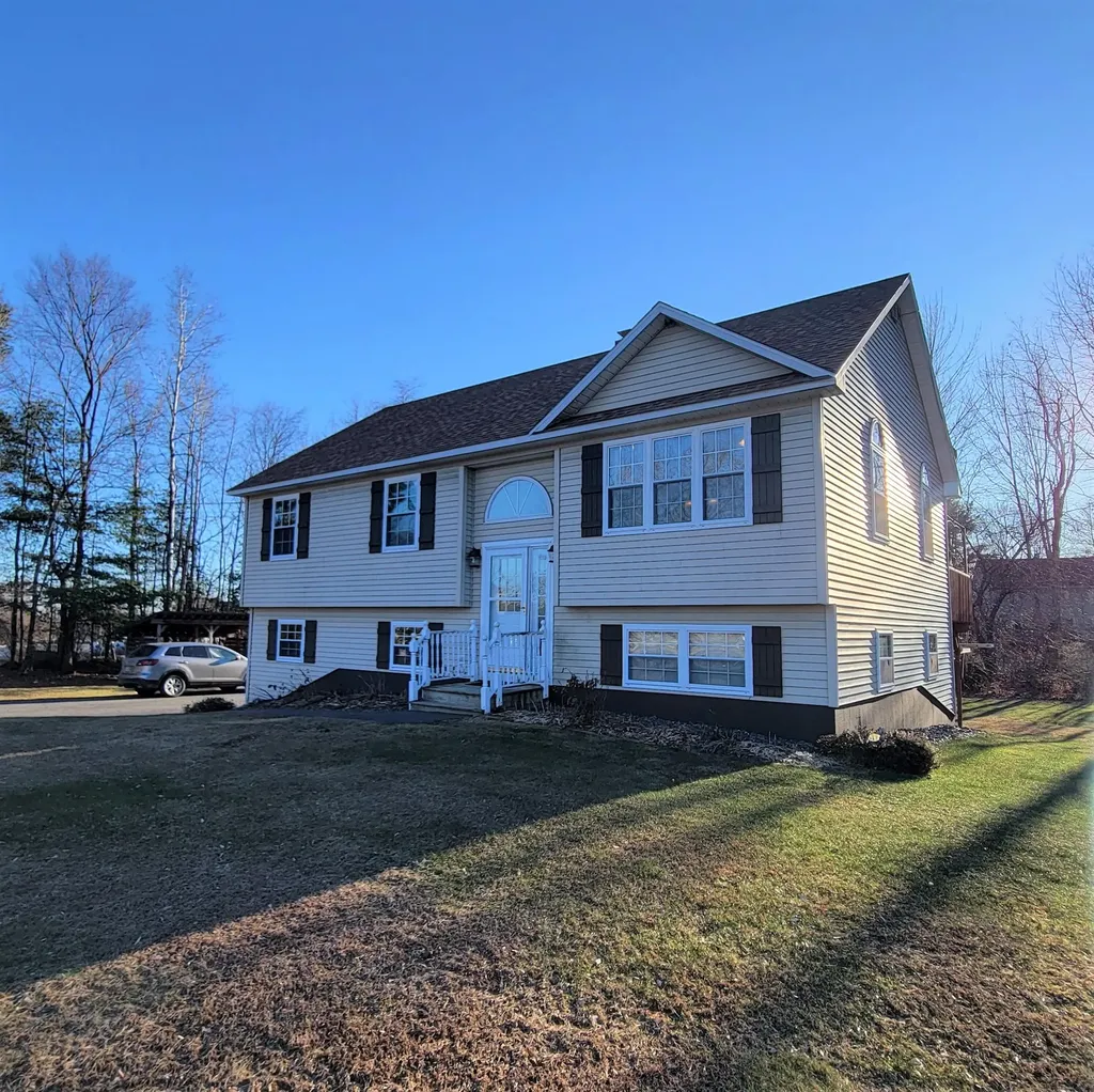 28 Rebecca Drive Sidney ME 04330