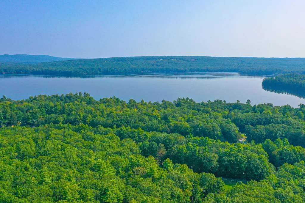 33 Daggett Drive Raymond ME 04071
