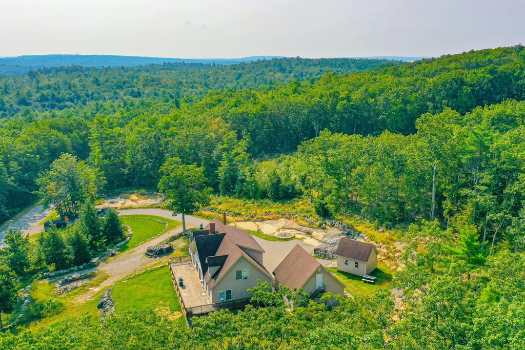 33 Daggett Drive Raymond ME 04071
