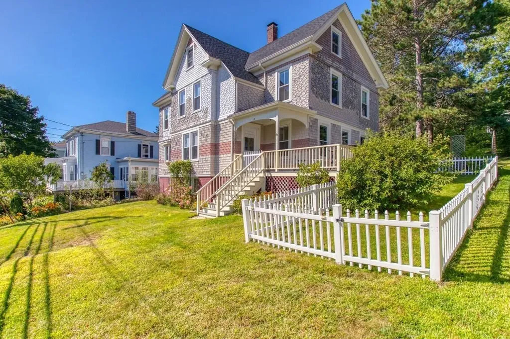 17 West Street Boothbay Harbor ME 04538