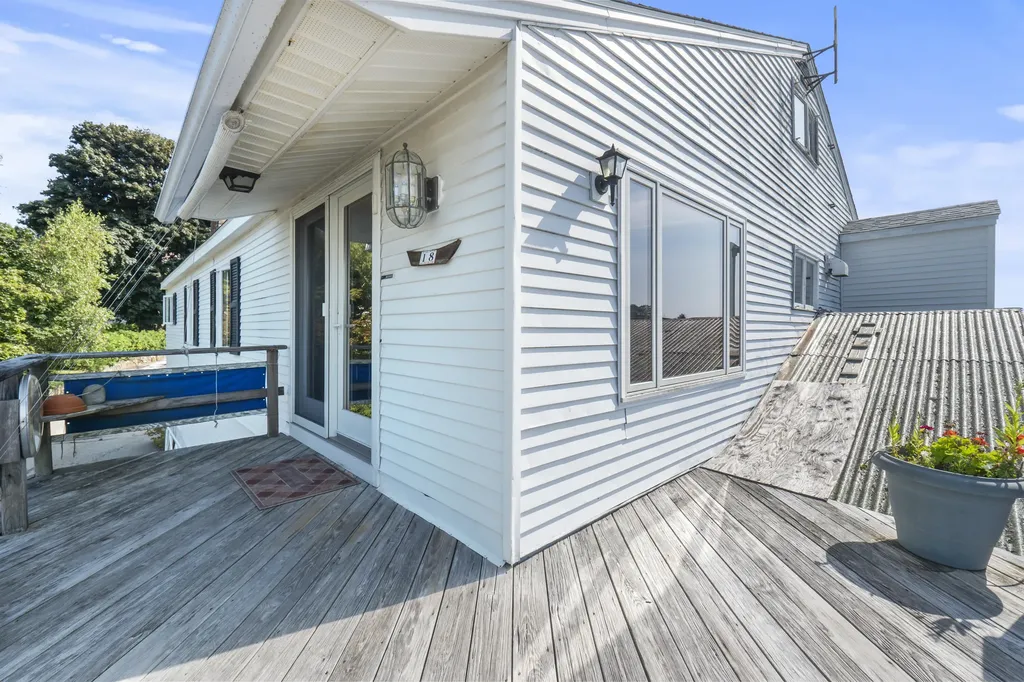 18 Simpson Lane York ME 03911