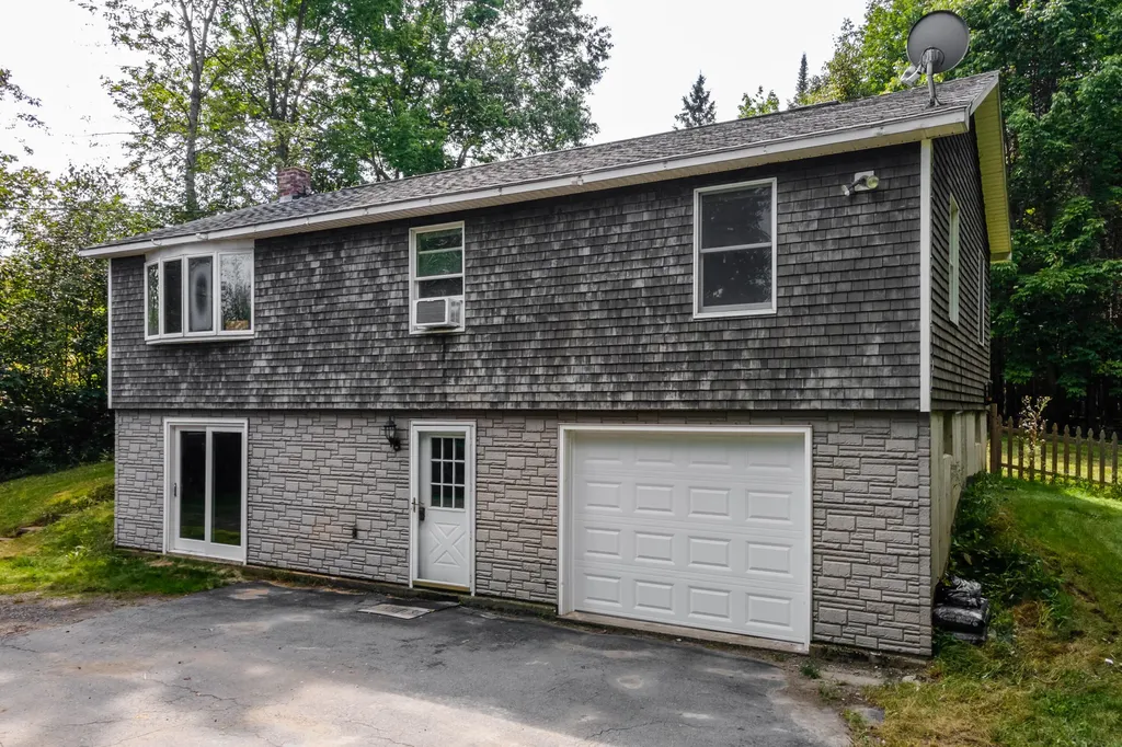 1658 Pushaw Road Glenburn ME 04401