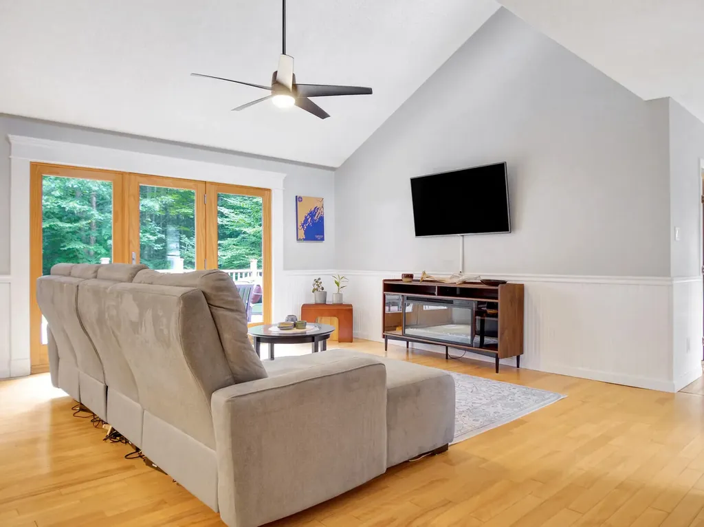 15 Meredith Drive Brunswick ME 04011