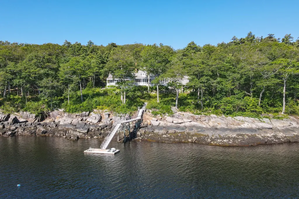 17 Wildwood Lane Rockport ME 04856