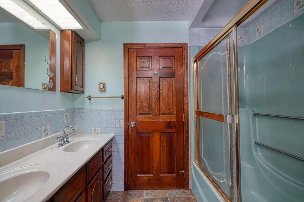 29 Heritage Road Oakland ME 04963
