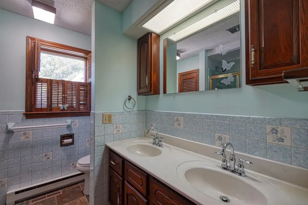 29 Heritage Road Oakland ME 04963