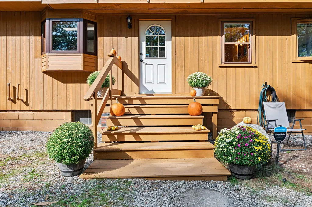 92 Kansas Road Naples ME 04055