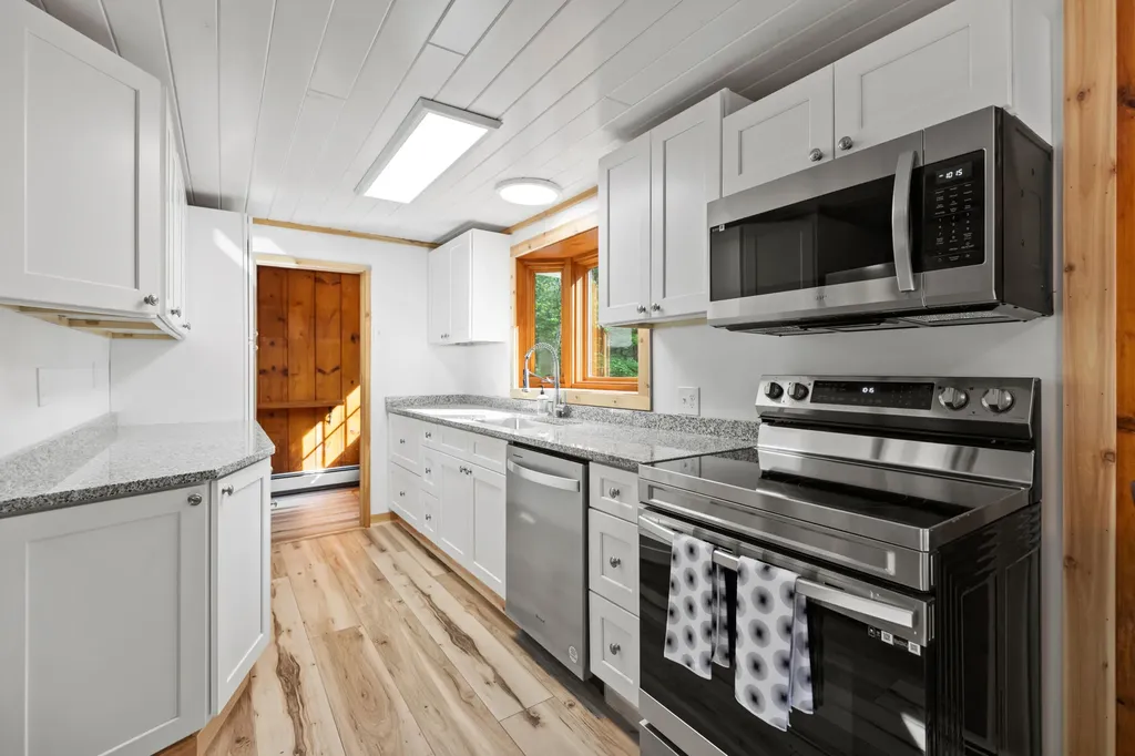92 Kansas Road Naples ME 04055