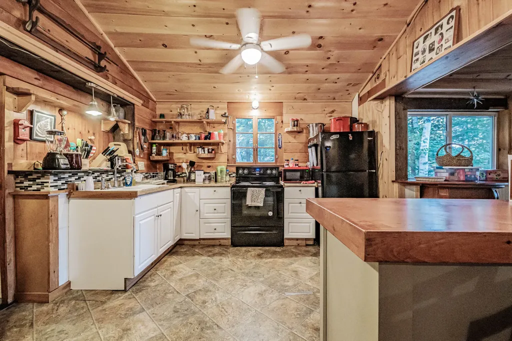 102 Tracy Lane Norway ME 04268