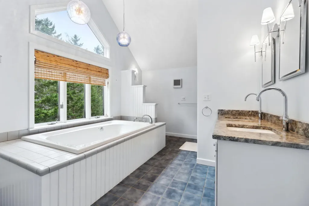 111 Reach Road Harpswell ME 04079