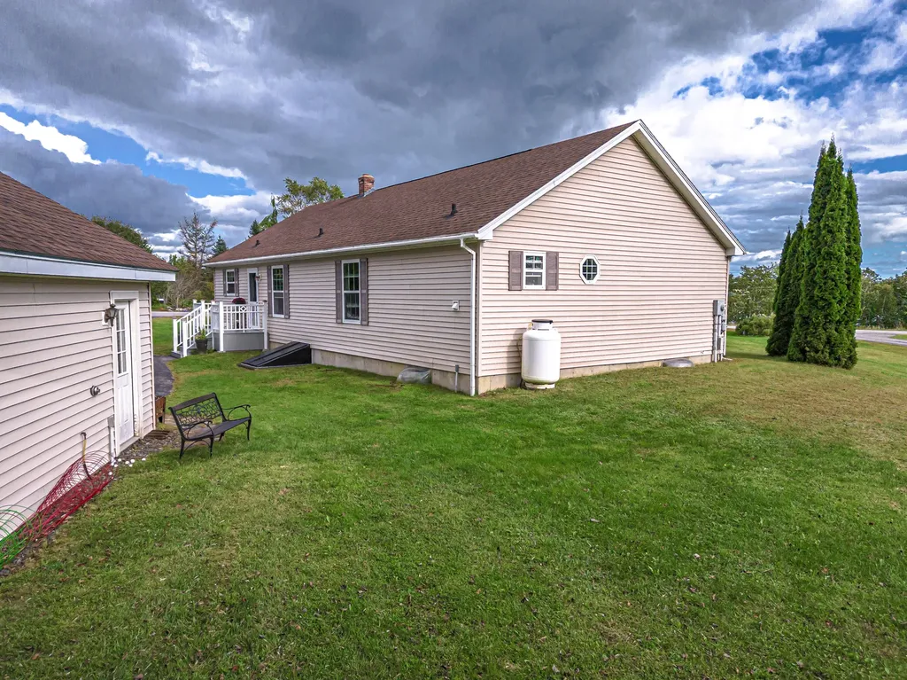 63 Bobolink Lane Thomaston ME 04861