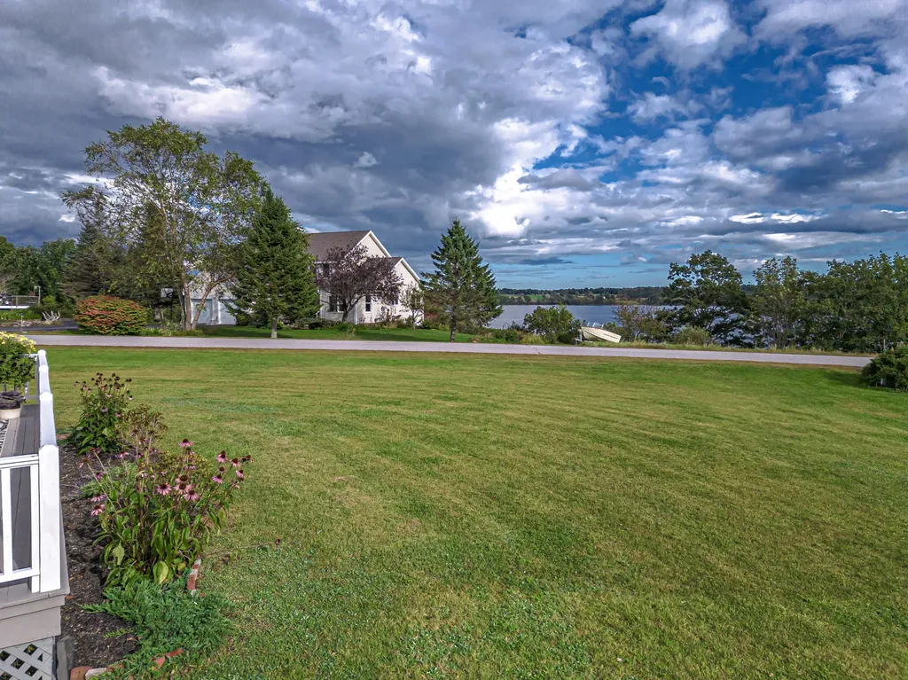 63 Bobolink Lane Thomaston ME 04861