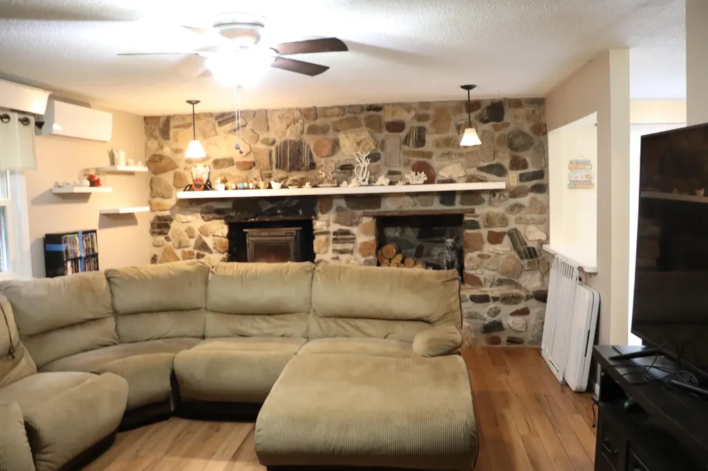 38 Carver Road Hampden ME 04444